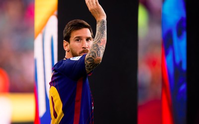 乐竞体育-什琴斯尼训练中与队友比拼脚法