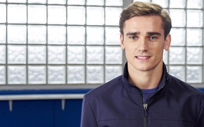 乐竞体育-佐默训练中扑出世界波